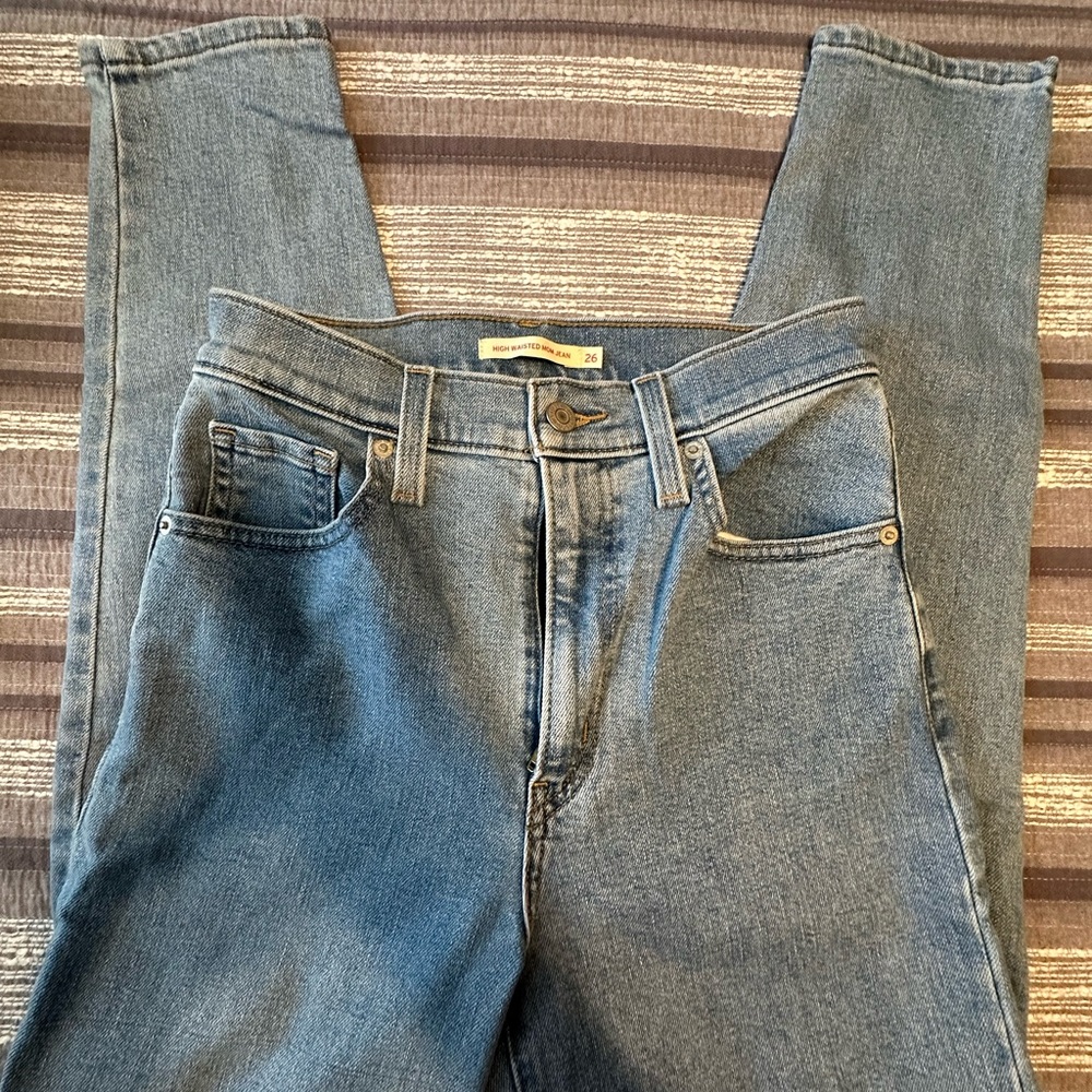 Levi High Waisted Mom Jean